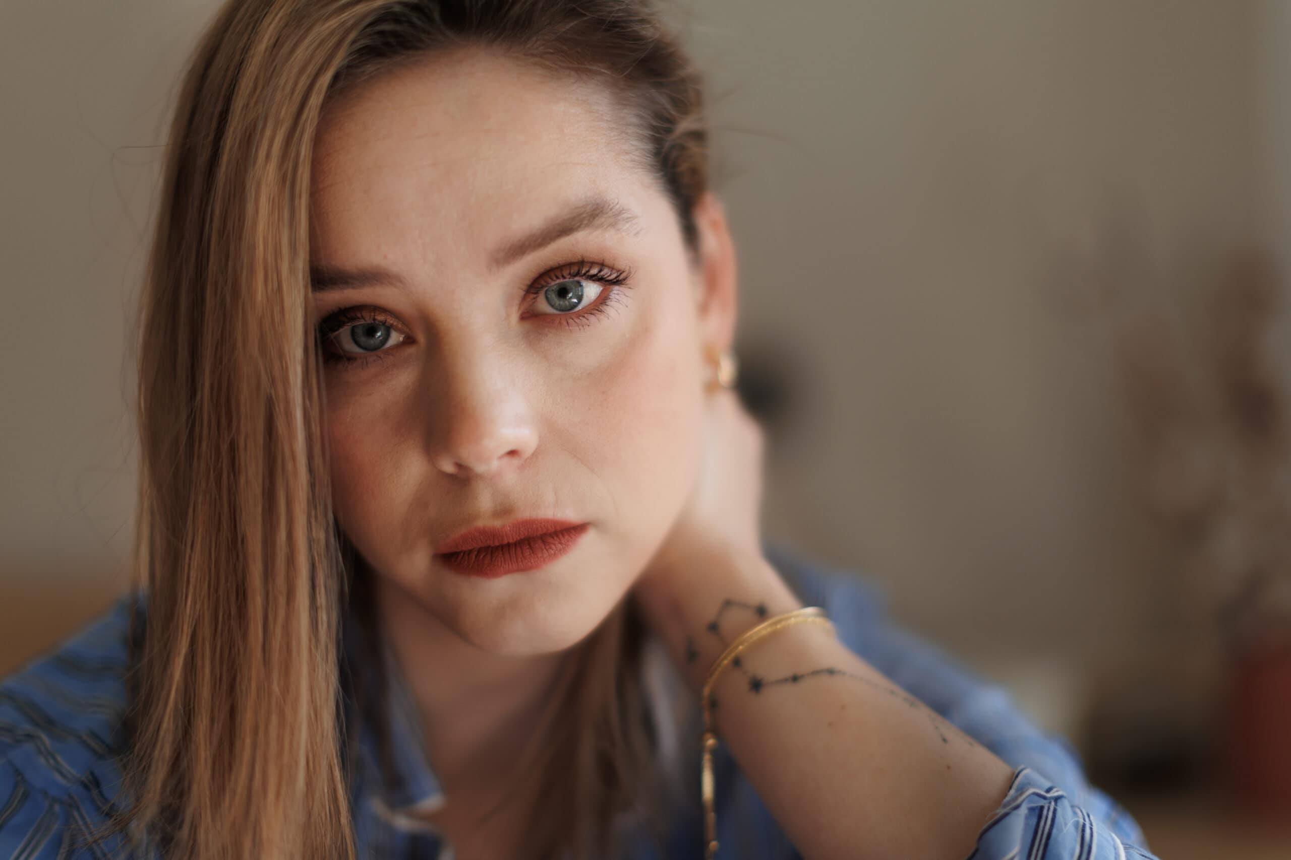 Woman reflecting on depression and drinking, considering dual diagnosis treatment