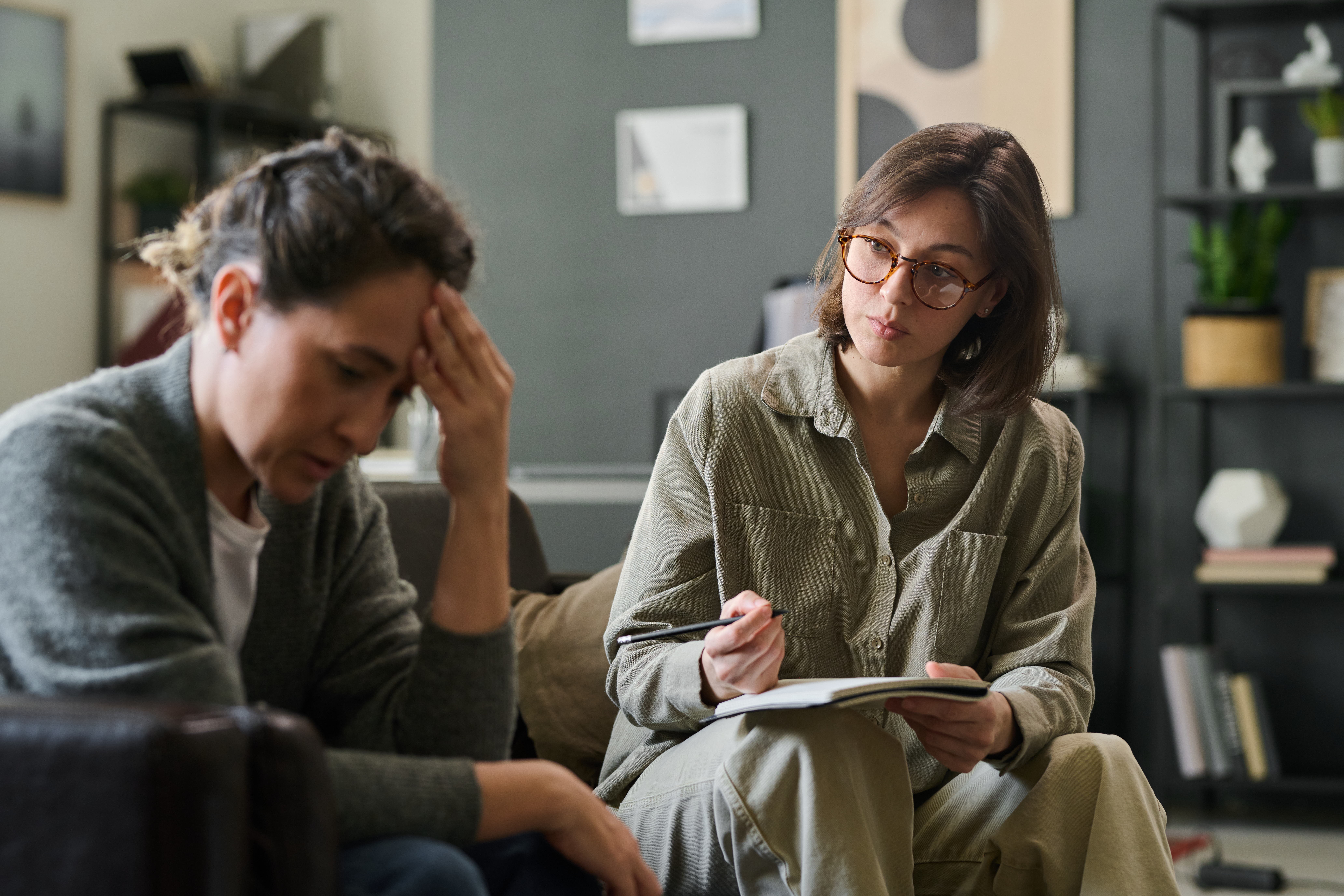 Clinician using EMDR for PTSD and addiction during trauma-informed care