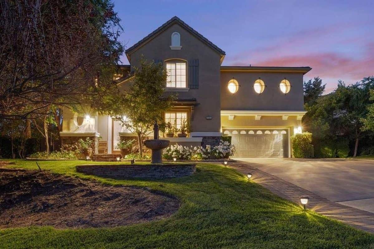 Ohana Recovery Center's Agoura Hills home at dusk