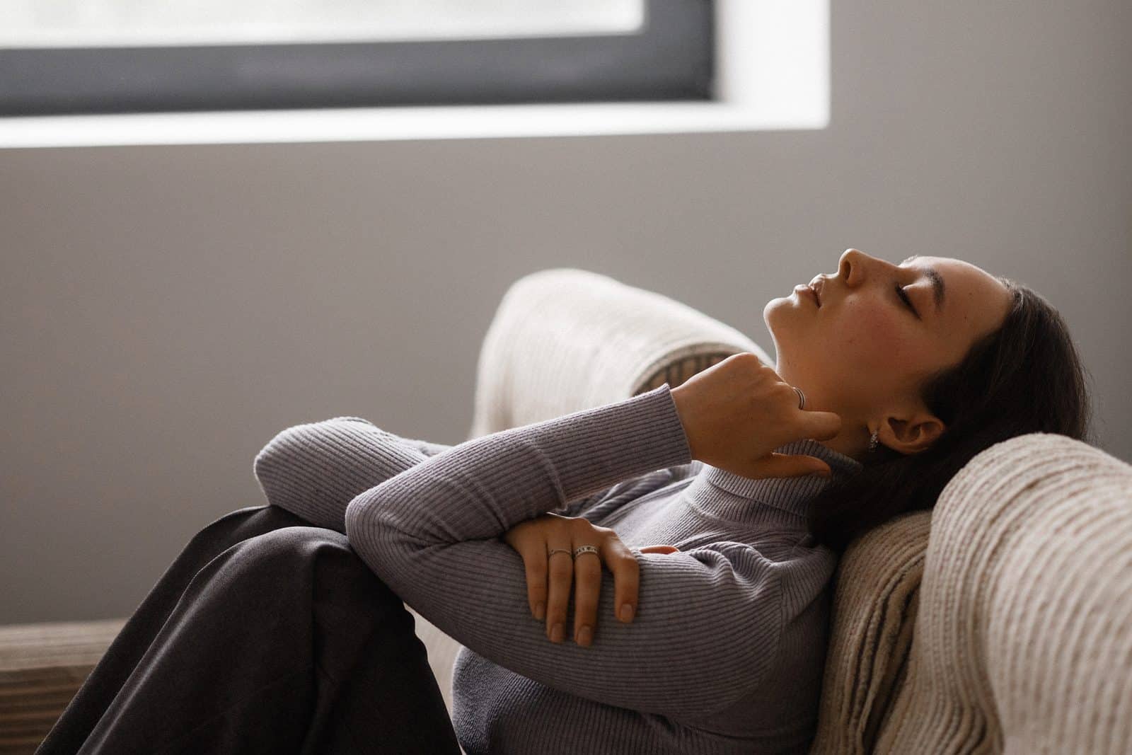 Person resting at home during kratom withdrawal recovery